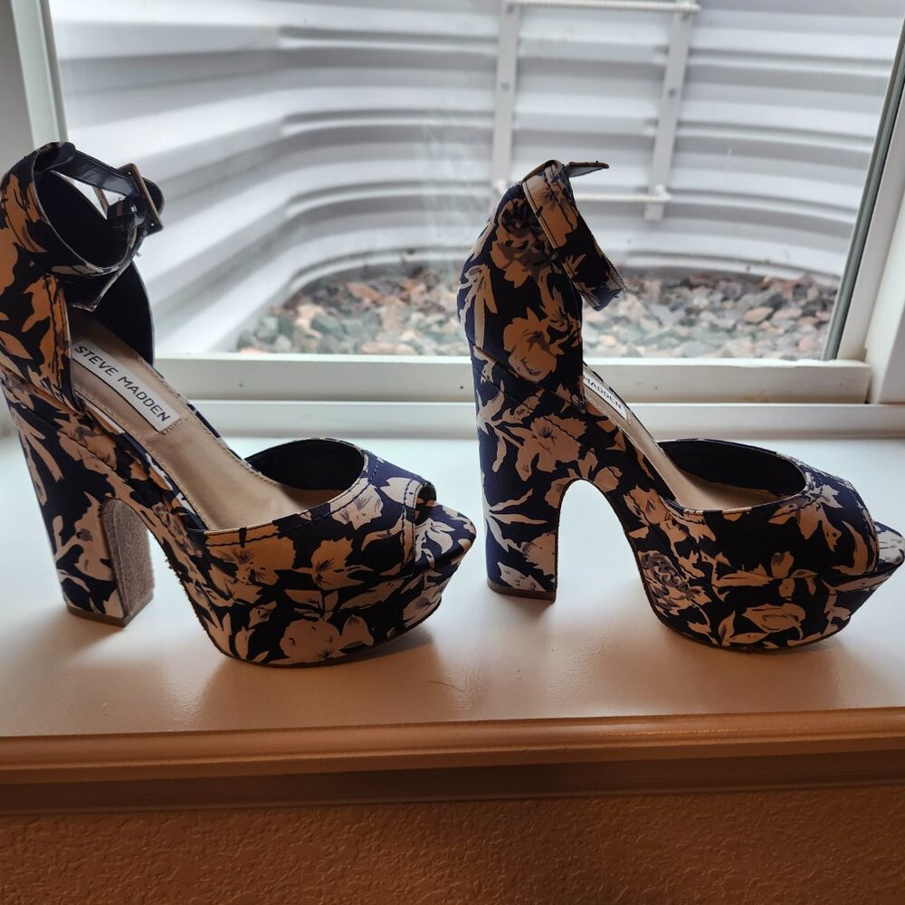 Steve Madden Blue w/ White Flowers Platforms - Picture 2 of 3